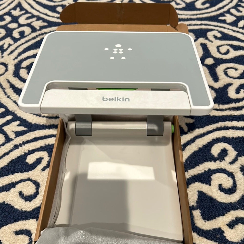 NWT Belkin Portable Presenter Tablet Stand